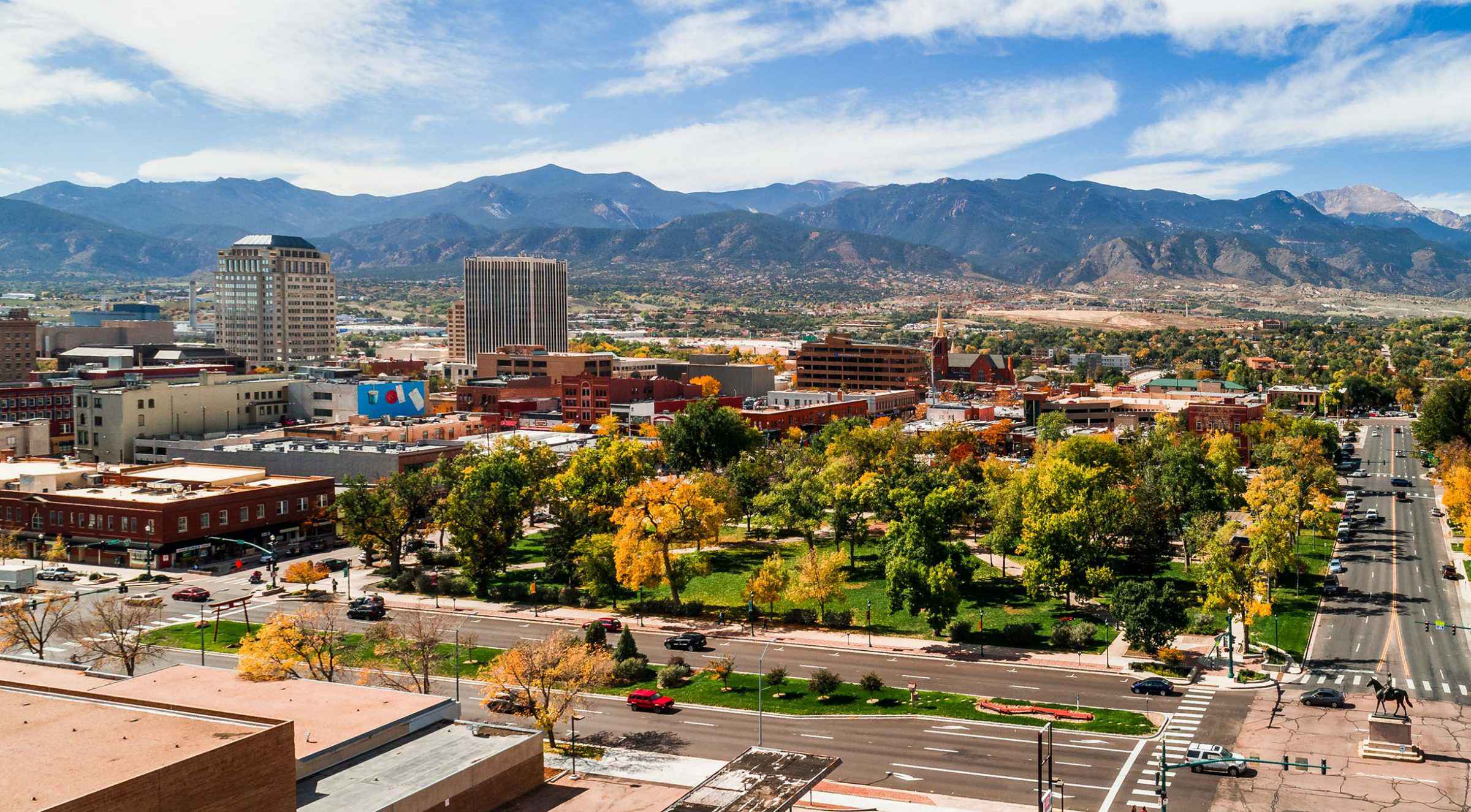 Colorado Springs compte plus de 300 000 habitants; (agglomération: 421 187 ...