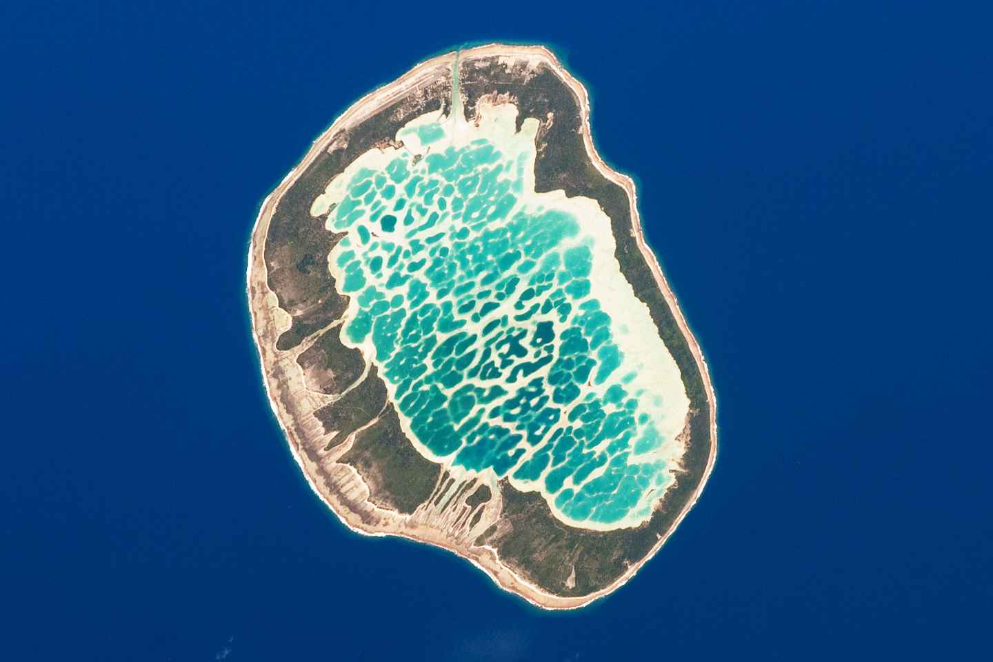 atoll des iles tuamotu en 7 lettres
