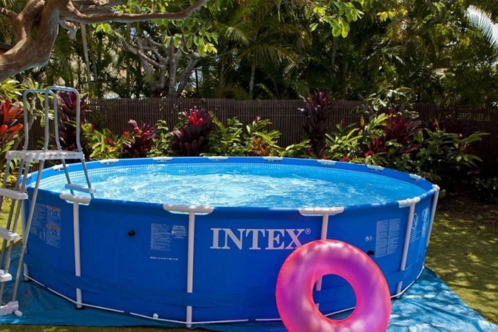 Piscine jardin maison