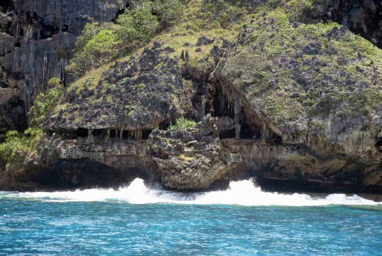 Grotte en dentelle sur Rurutu