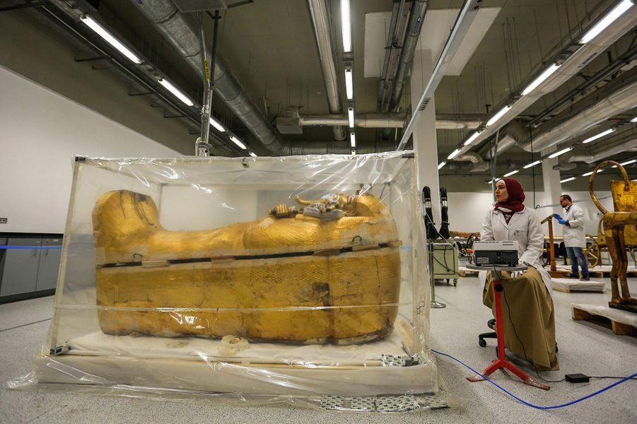 Momie de Toutankhamon et son sarcophage