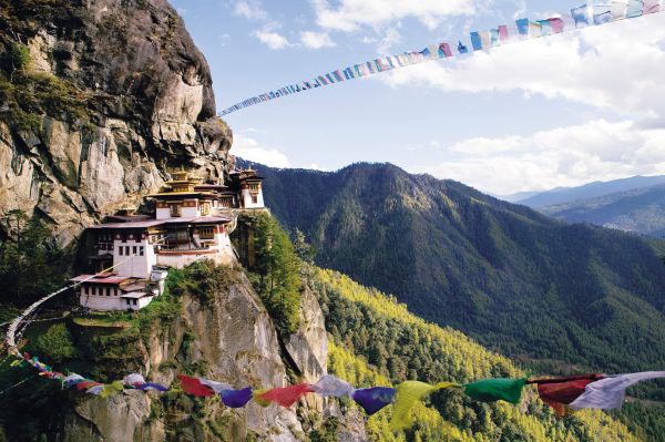Un dzong dans la vallée - Voyage au Bhoutan