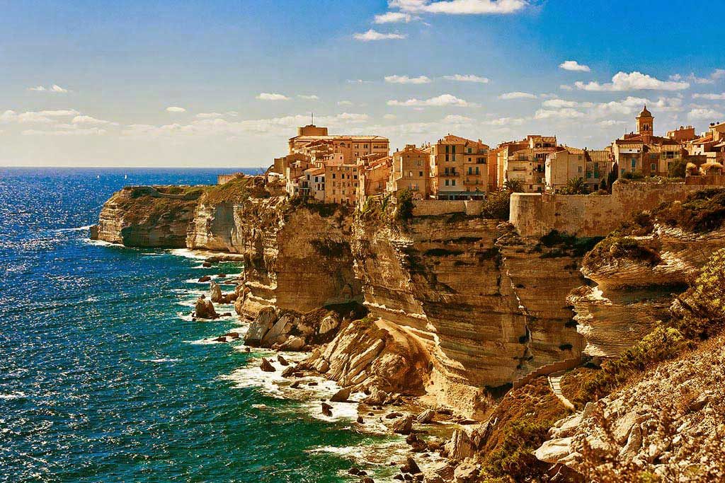 Photo d'un Village Corse près de la mer