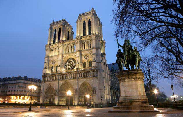 Cathedrale-Notre-Dame-parvis-nuit - Photo de nuit