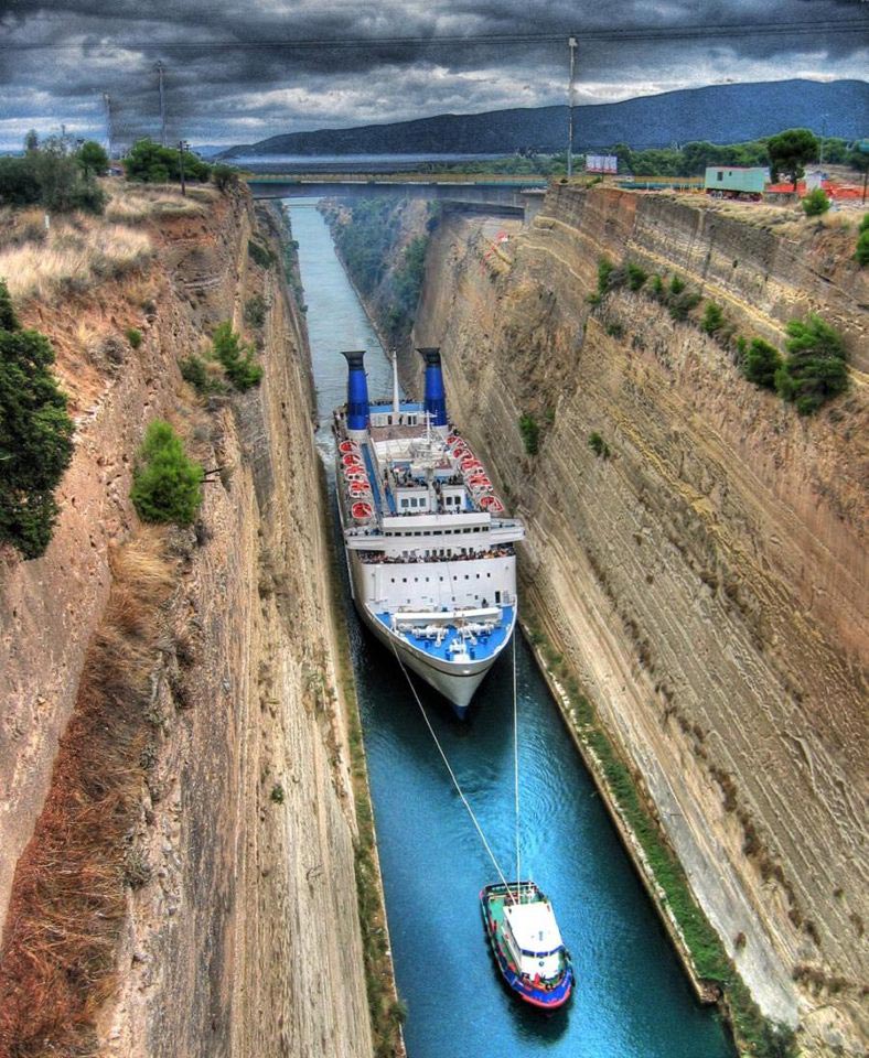 Bateau de croisière sur le Canal de Corinthe