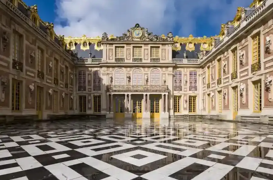 Cours intérieure en marbre du Palais de Versailles
