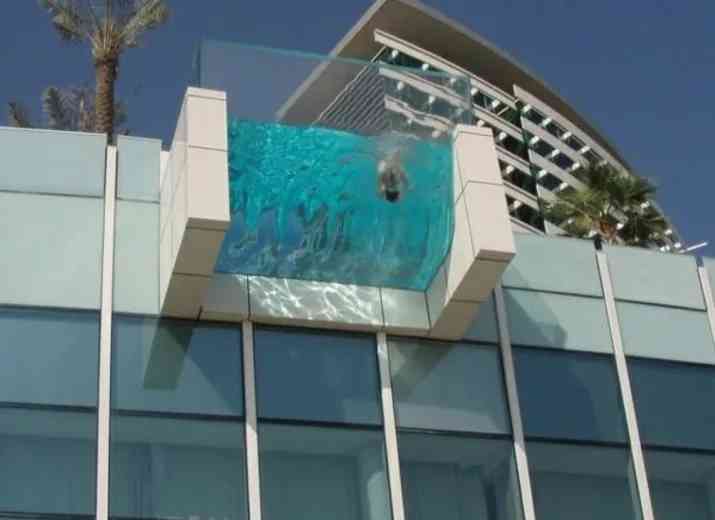 piscine-transparente-sur-balcon
