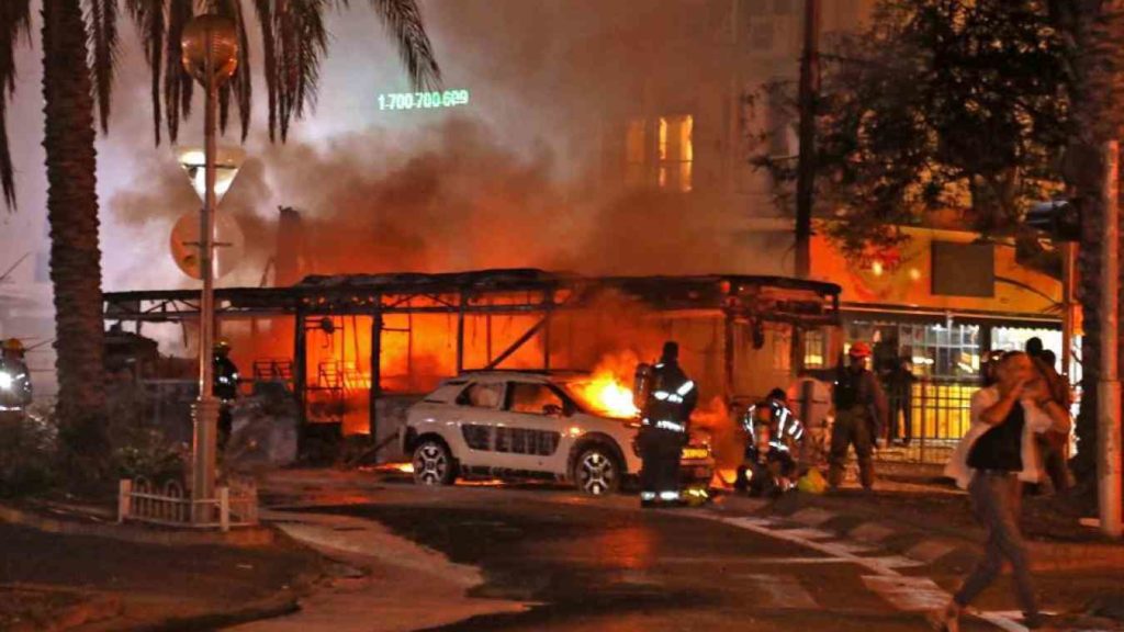 Frappes à Gaza, roquettes vers Israël