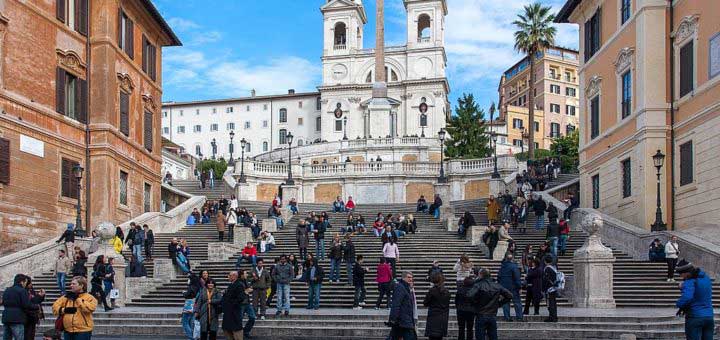 Piazza di Spagna et l'église de la Trinité à Rome